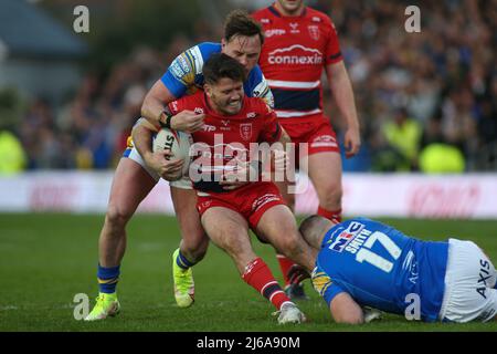 Headingley Stadium, Leeds, West Yorkshire, 29.. April 2022. Betfred Super League Leeds Rhinos vs Hull KR Lachlan Coote von Hull Kingston Rovers, angegangen von James Donaldson und Cameron Smith von Leeds Rhinos. Kredit: Touchlinepics/Alamy Live Nachrichten Stockfoto