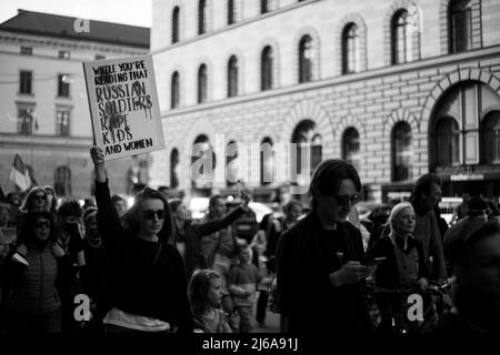 Am 29. April 2022 versammelten sich etwa 245 Menschen in München, Deutschland, um gegen ein Embargo gegen Öl und Gas aus Russland zu protestieren. Fridays for Future organisierte die Demonstration. (Foto von Alexander Pohl/Sipa USA) Stockfoto