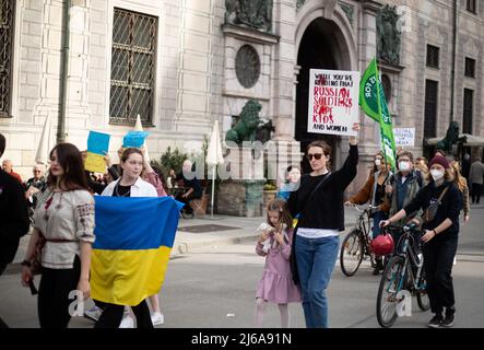 Am 29. April 2022 versammelten sich etwa 245 Menschen in München, Deutschland, um gegen ein Embargo gegen Öl und Gas aus Russland zu protestieren. Fridays for Future organisierte die Demonstration. (Foto von Alexander Pohl/Sipa USA) Stockfoto