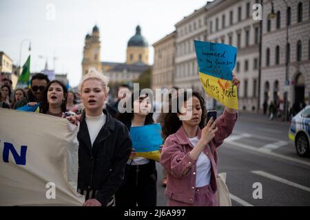 Am 29. April 2022 versammelten sich etwa 245 Menschen in München, Deutschland, um gegen ein Embargo gegen Öl und Gas aus Russland zu protestieren. Fridays for Future organisierte die Demonstration. (Foto von Alexander Pohl/Sipa USA) Stockfoto