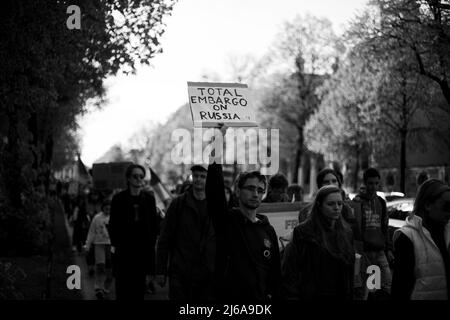 Am 29. April 2022 versammelten sich etwa 245 Menschen in München, Deutschland, um gegen ein Embargo gegen Öl und Gas aus Russland zu protestieren. Fridays for Future organisierte die Demonstration. (Foto von Alexander Pohl/Sipa USA) Stockfoto