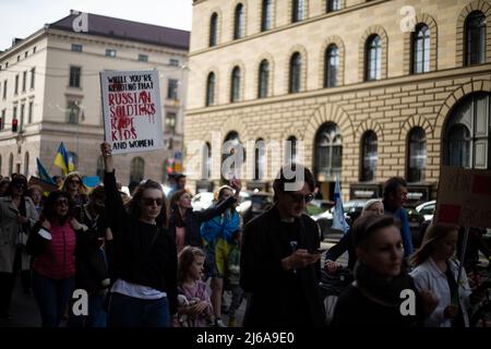 Am 29. April 2022 versammelten sich etwa 245 Menschen in München, Deutschland, um gegen ein Embargo gegen Öl und Gas aus Russland zu protestieren. Fridays for Future organisierte die Demonstration. (Foto von Alexander Pohl/Sipa USA) Stockfoto