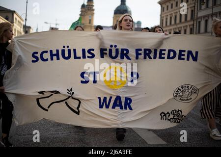 Am 29. April 2022 versammelten sich etwa 245 Menschen in München, Deutschland, um gegen ein Embargo gegen Öl und Gas aus Russland zu protestieren. Fridays for Future organisierte die Demonstration. (Foto von Alexander Pohl/Sipa USA) Stockfoto