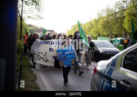 Am 29. April 2022 versammelten sich etwa 245 Menschen in München, Deutschland, um gegen ein Embargo gegen Öl und Gas aus Russland zu protestieren. Fridays for Future organisierte die Demonstration. (Foto von Alexander Pohl/Sipa USA) Stockfoto