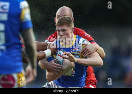 Leeds, Großbritannien. 29. April 2022. Morgan Gannon (21) aus Leeds Rhinos wird am 4/29/2022 von George King (10) aus Hull KR in Leeds, Großbritannien, angegangen. (Foto von James Heaton/News Images/Sipa USA) Quelle: SIPA USA/Alamy Live News Stockfoto