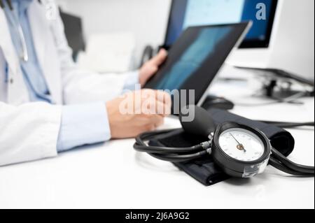 Prävention von Bluthochdruck. Nahaufnahme der Skala des Blod Pressure Manometers. Hochwertige Fotos Stockfoto