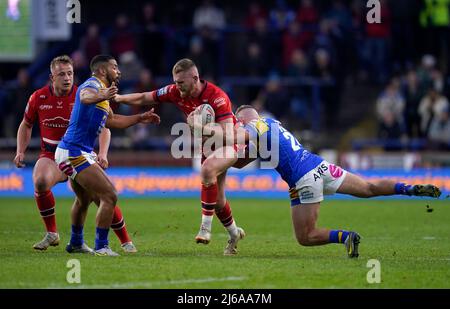 Jarrod O’Connor von Leeds Rhinos (rechts) und Kruise Leeming bekämpfen Hull Kingston Rovers Rowan Milnes während des Betfred Super League-Spiels im Headingley Stadium in Leeds. Bilddatum: Freitag, 29. April 2022. Stockfoto