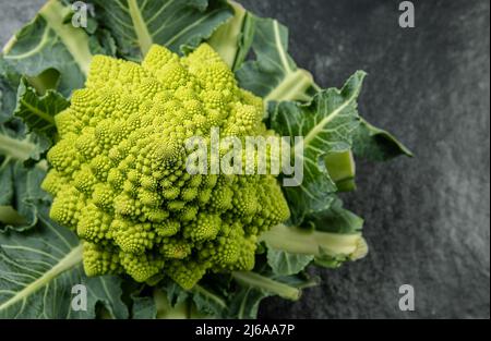 Romanesco Brokkoli Kopf auf einer dunklen Steinoberfläche, Kohl, Nahaufnahme, fibonacci-Sequenz, für diejenigen, die Mathematik lieben, Stock Foto Stockfoto