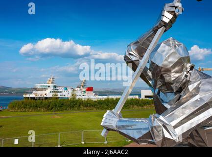 Pot Glasgow, Schottland, Großbritannien. 29.. April 2022. Die MV Glen Sannox Fähre wird in der Ferguson Marine Werft auf dem Fluss Clyde in Port Glasgow gebaut. Die umstrittene Fähre, spät und über Budget ist jetzt der Fokus eines schottischen Regierung Ausgaben Überwachung durch Schottlands Auditor General Iain Masterton / Alamy Live News Stockfoto