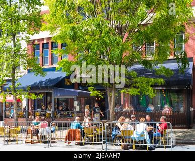 ASHEVILLE, NC, USA-28 APRIL 2022: Tupelo Honey Restaurant, zeigt innen und außen Sitzplätze, beschäftigt mit Kunden. Stockfoto