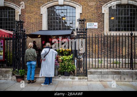 Bulbous Flowers Blumenstand in der Jermyn Street, St James London vor der Christopher Wren St. James's Church Piccadilly London. Geschätzte 1996. Stockfoto