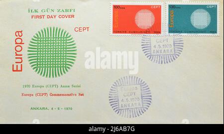 Abgestempelter Brief zum ersten Tag, gedruckt von der Türkei, der Europa CEPT-Briefmarken zeigt, um 1970. Stockfoto