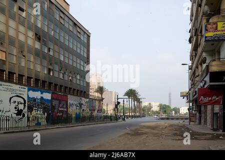 Architektonisches Detail der Straßen rund um den Tahrir Square (Liberation Square), auch bekannt als Martyr Square, einem großen öffentlichen Stadtplatz in der Innenstadt von Kairo Stockfoto