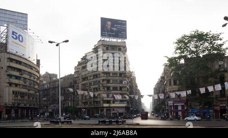 Stadtlandschaft des Stadtzentrums am Tahrir-Platz (Liberation Square), auch bekannt als Martyr-Platz, einem großen öffentlichen Stadtplatz in der Innenstadt von Kairo Stockfoto