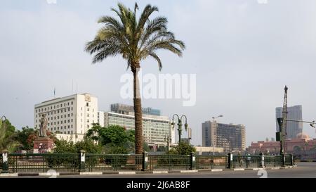 Stadtlandschaft des Stadtzentrums am Tahrir-Platz (Liberation Square), auch bekannt als Martyr-Platz, einem großen öffentlichen Stadtplatz in der Innenstadt von Kairo Stockfoto