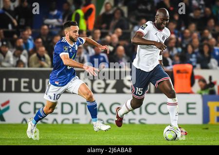 Straßburg, Frankreich. 29. April 2022. Adrien THOMASSON aus Straßburg und Danilo PEREIRA aus dem PSG während des Fußballspiels der französischen Ligue 1 zwischen dem RC Strasbourg und Paris Saint-Germain am 29. April 2022 im Stadion La Meinau in Straßburg, Frankreich - Foto Matthieu Mirville / DPPI Credit: DPPI Media/Alamy Live News Stockfoto