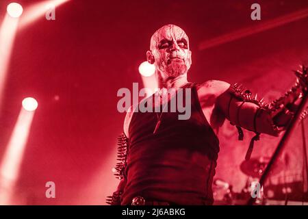 Oslo, Norwegen. 15., April 2022. Die norwegische Black Metal Band Gorgoroth spielt ein Live-Konzert im Rockefeller während des norwegischen Metal Festivals Inferno Metal Festival 2022 in Oslo. Hier ist Sänger Atterigner live auf der Bühne zu sehen. (Foto: Gonzales Photo - Terje Dokken). Stockfoto