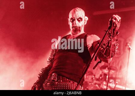 Oslo, Norwegen. 15., April 2022. Die norwegische Black Metal Band Gorgoroth spielt ein Live-Konzert im Rockefeller während des norwegischen Metal Festivals Inferno Metal Festival 2022 in Oslo. Hier ist Sänger Atterigner live auf der Bühne zu sehen. (Foto: Gonzales Photo - Terje Dokken). Stockfoto