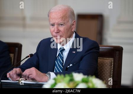 Der Präsident der Vereinigten Staaten, Joe Biden, nimmt am 29. April 2022 im Weißen Haus in Washington, DC, an einem Treffen mit den Generalinspektoren Teil, um die Umsetzung seines parteiübergreifenden Infrastrukturgesetzes und des amerikanischen Rettungsplans zu erörtern. Bild: Chris Kleponis / Pool/Sipa USA Stockfoto