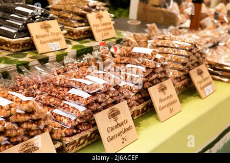 Finestrat, Alicante, Spanien - 23. April 2022: Kandierte Mandeln und Erdnüsse zum Verkauf auf dem traditionellen und gastronomischen Markt von Finestrat Stockfoto