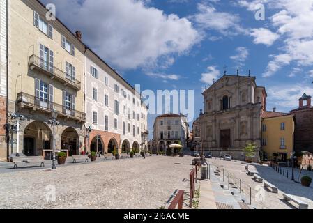 Mondovì, Italien - 29. April 2022: Piazza Maggiore mit der Kirche San Francesco Saverio, auch Missionskirche (17.. Jahrhundert) genannt, die alte T Stockfoto