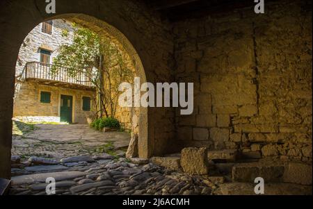 Der Durchgang durch das Eingangstor zum mittelalterlichen Dorf Hum in Istrien, Kroatien, das oft als die kleinste Stadt der Welt bezeichnet wird Stockfoto