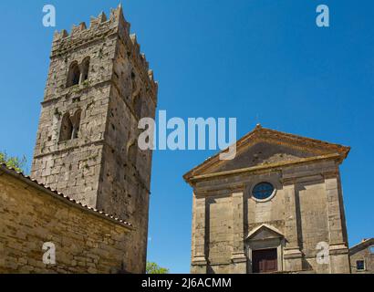 Der Glockenturm und die Pfarrkirche Mariä Himmelfahrt im mittelalterlichen Dorf Hum in Istrien, Kroatien Stockfoto