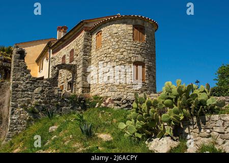 Wohngebäude im historischen mittelalterlichen Dorf Hum in Istrien, Westkroatien, oft als die kleinste Stadt der Welt bezeichnet Stockfoto