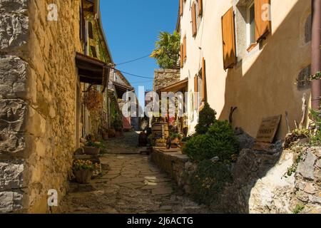 Hum, Kroatien - April 16. 2022. Eine historische Straße mit Souvenirläden und Häusern im mittelalterlichen Dorf Hum in Istrien, Westkroatien Stockfoto