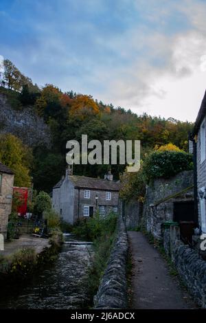 Ländliche Backstreet-Szene in Castleton, Peak District National Park, Derbyshire, Großbritannien. Stockfoto