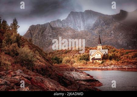 Die Vågan-Kirche, oder die Lofoten-Kathedrale, ist eine Pfarrkirche der norwegischen Kirche in Vågan auf den Lofoten-Inseln. Stockfoto