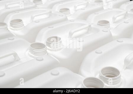 Eine Gruppe von weißen Plastikkannen in einer Fabrik Stockfoto