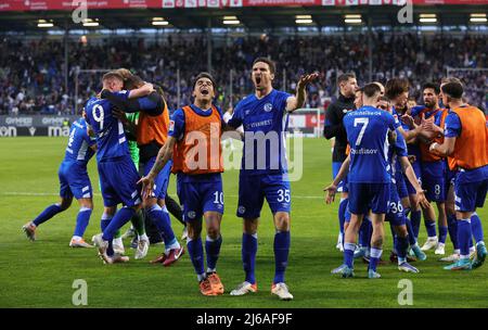 Deutschland. 29. Apr, 2022. firo : 29.. April 2022, Fuvuball, 2. Bundesliga, Saison 2021/2022, SV Sandhausen - FC Schalke 04 1: 2 Jubel Schalke mit ZALAZAR und KAMINSKI Credit: dpa picture Alliance/Alamy Live News Stockfoto