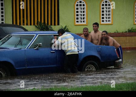 Bevölkerungen, die heute Freitag, den 29. April, von den jüngsten Regenfällen in Catatumbo Venezuela betroffen sind. Präsident Nicolás Maduro verordnete für 90 Tage den Ausnahmezustand in Zulia, Mérida, Trujillo, dem Hauptstadtbezirk und „Greater Caracas“. Dieses natürliche Phänomen hat in Venezuela 200% mehr Niederschläge und 300% mehr Wasser verursacht, mit starken Winden und konstanten Regengüssen. In den letzten Tagen. Plötzlich, was eine Veränderung der sozialen und wirtschaftlichen Struktur der Einheiten, insbesondere der Gemeinden des Zulia-Staates, zur Folge hat. Wie Sur del Lago, Sucre, Francisco Javier Pulgar, Colon und Catatumbo Stockfoto