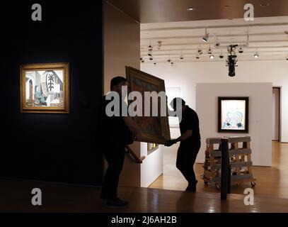 New York, USA. 29. April 2022. Arbeiter bereiten sich auf die Christie's 20. und 21. Century Art Auktion am Freitag, den 29. April 2022 bei Christie's in New York City vor. Foto von John Angelillo/UPI Credit: UPI/Alamy Live News Stockfoto