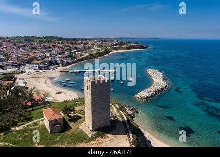 Luftaufnahme des byzantinischen Turms und des Strandes des Dorfes Nea Fokea auf der Halbinsel Kassandra Chalkidiki Griechenland Stockfoto