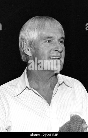 Timothy Leary bei einer Pressekonferenz für Timothy Leary vs. G. Gordon Liddy „Return Engagement“ im Wilshire Ebell Theatre im Jahr 1983. Quelle: Ralph Dominguez/MediaPunch Stockfoto