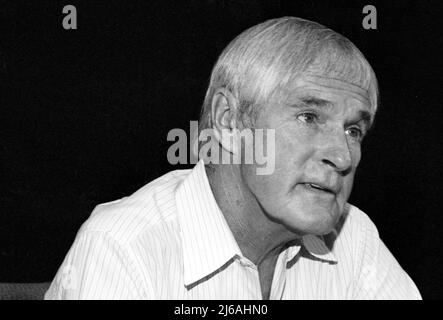 Timothy Leary bei einer Pressekonferenz für Timothy Leary vs. G. Gordon Liddy „Return Engagement“ im Wilshire Ebell Theatre im Jahr 1983. Quelle: Ralph Dominguez/MediaPunch Stockfoto