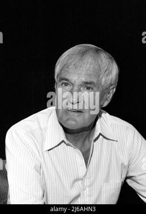 Timothy Leary bei einer Pressekonferenz für Timothy Leary vs. G. Gordon Liddy „Return Engagement“ im Wilshire Ebell Theatre im Jahr 1983. Quelle: Ralph Dominguez/MediaPunch Stockfoto