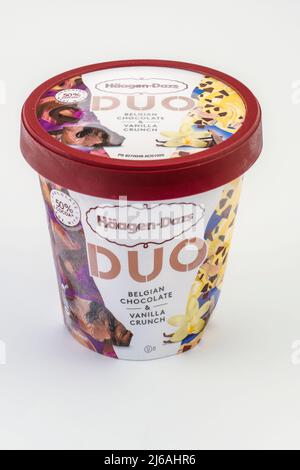 Haagen-Dazs Duo Eiscreme mit Logo auf weißem Hintergrund. Verpackung aus gefrorenem Dessertkarton mit belgischen Schokoladen- und Vanilla Crunch-Aromen. Stockfoto