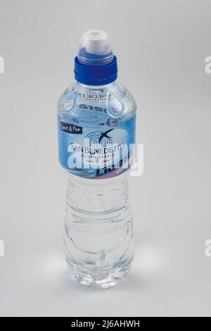 San Benedetto mineralarmen natürlichen noch Libera Wasser mit Logo. Italienische Marke 750 ml quietschbare Plastikflasche mit Zug-und Druckkappe. Stockfoto