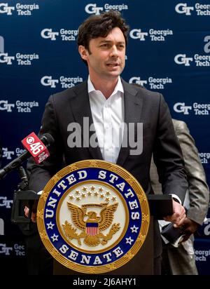 Georgia, USA. 29. April 2022. 29. April 2022 - Atlanta, Georgia, USA - US-Senator JON OSSOFF (D-GA) spricht bei Georgia Tech über das überparteiliche Infrastrukturgesetz, Wasserstoffbrennstoff und andere Möglichkeiten für saubere Energie in Georgia.(Bildquelle: © Brian Cahn/ZUMA Press Wire) Bildquelle: ZUMA Press, Inc./Alamy Live News Stockfoto