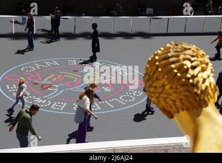 New York, USA. 29. April 2022. Skater genießen am Freitag, den 29. April 2022 in New York City das Frühlingswetter im Flipper's Roller Boogie Palace NYC im Rockefeller Center. Rollerskating im Rockefeller Center kehrte in diesem Jahr zum ersten Mal seit den 1940er Jahren zurück. Die Eisbahn ist bis Oktober geöffnet. Foto von John Angelillo/UPI Credit: UPI/Alamy Live News Stockfoto