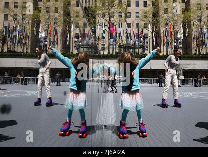 New York, USA. 29. April 2022. Skater genießen am Freitag, den 29. April 2022 in New York City das Frühlingswetter im Flipper's Roller Boogie Palace NYC im Rockefeller Center. Rollerskating im Rockefeller Center kehrte in diesem Jahr zum ersten Mal seit den 1940er Jahren zurück. Die Eisbahn ist bis Oktober geöffnet. Foto von John Angelillo/UPI Credit: UPI/Alamy Live News Stockfoto