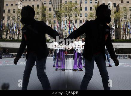 New York, USA. 29. April 2022. Skater genießen am Freitag, den 29. April 2022 in New York City das Frühlingswetter im Flipper's Roller Boogie Palace NYC im Rockefeller Center. Rollerskating im Rockefeller Center kehrte in diesem Jahr zum ersten Mal seit den 1940er Jahren zurück. Die Eisbahn ist bis Oktober geöffnet. Foto von John Angelillo/UPI Credit: UPI/Alamy Live News Stockfoto