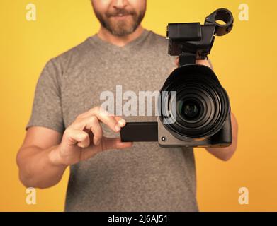 Objektiv des Camcorders. Ausgeschnittenes Mann mit Camcorder. Videofilmer. Stockfoto