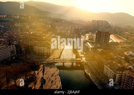 Skyline von Bilbao, Blick von oben. Schöne Stadt zwischen Bergen im Norden Spaniens Stockfoto
