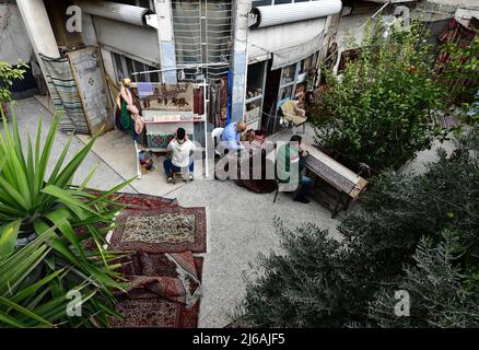 (220429) -- ALEPPO (SYRIEN), 29. April 2022 (Xinhua) -- Omar Rawas (R), ein Teppichweber, arbeitet am 8. März 2022 mit anderen in seiner Werkstatt in Aleppo, Syrien. Vor dem Ausbruch des Krieges in Syrien im Jahr 2011 ging es bei der Reparatur von Teppichen hauptsächlich um die Fixierung alter und teurer handgefertigter Teppiche, die aufgrund ihres Wertes als Erbe und Schätze galten. Die Situation hat sich jedoch geändert, da sich die Menschen angesichts der Wirtschaftskrise, die aus den langen Kriegsjahren und den harten Wirtschaftssanktionen der Vereinigten Staaten gegen Syrien resultiert, kaum neue teure Teppiche leisten können. (Foto von Ammar S Stockfoto