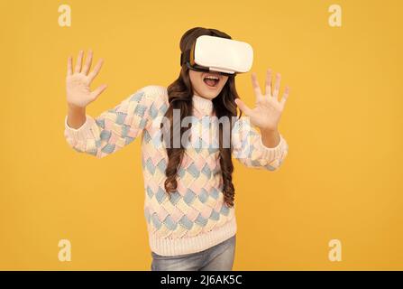 Digitale Zukunft und Innovation. Kind in Virtual-Reality-Brille. Moderne Funktechnologie. Stockfoto