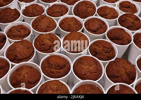 Zubereitung von gebackenem Dattenpudding in weißen Tassen Stockfoto